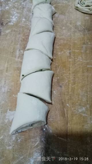葱香芝麻花卷的做法步骤：11