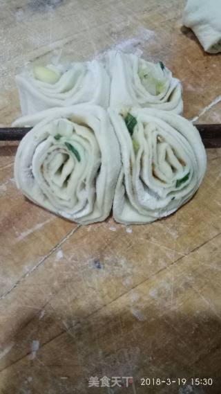 葱香芝麻花卷的做法步骤：13