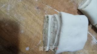葱香芝麻花卷的做法步骤：17