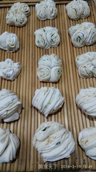 葱香芝麻花卷的做法步骤：20