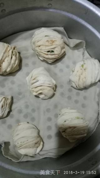 葱香芝麻花卷的做法步骤：21