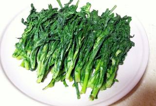 炝茼蒿的做法步骤：2