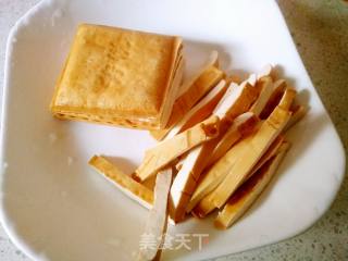 韭黄炒豆干的做法步骤：1