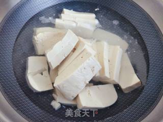 肉冒秋葵豆腐的做法步骤：1