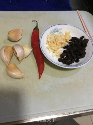 春季野菜----蒜香豆豉豌豆尖的做法步骤：2