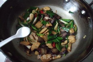 冬笋大蒜炒腊肉的做法步骤：11