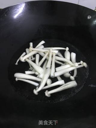 海鲜菇炒玉子豆腐的做法步骤：2
