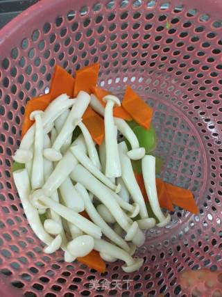 海鲜菇炒玉子豆腐的做法步骤：4