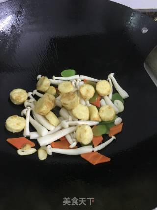 海鲜菇炒玉子豆腐的做法步骤：12