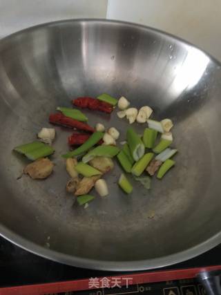 焖肘子肉的做法步骤：2
