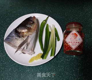 剁椒鱼头的做法步骤：1
