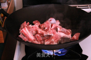 莲藕排骨汤的做法步骤：2