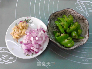 茄汁牛肉通心粉的做法步骤：2