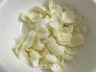 腊肠蒸百合的做法步骤：3
