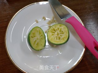 夏日冷饮|酸甜爽口青柠檬蜂蜜糖水的做法步骤：2