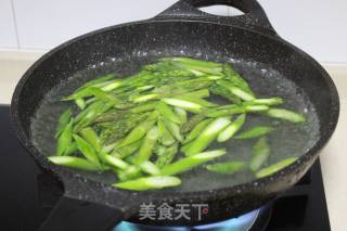 小清新的快手菜——百合炒芦笋的做法步骤：4