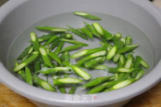 小清新的快手菜——百合炒芦笋的做法步骤：5