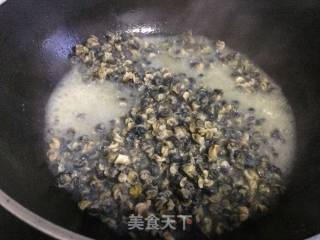韭菜炒螺丝的做法步骤：2