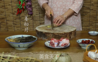 潮音潮人：菜干猪骨汤的做法步骤：2