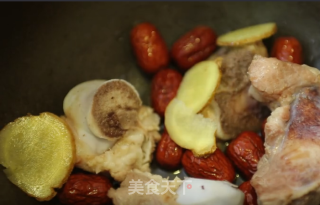 潮音潮人：菜干猪骨汤的做法步骤：4