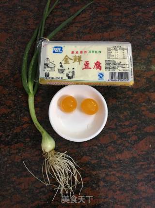 咸蛋黄煨豆腐的做法步骤：1