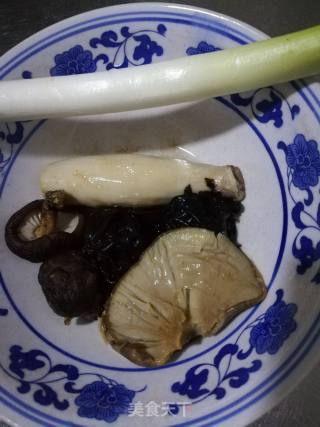 香菇木耳酱面的做法步骤：1