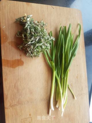 茵陈蒜苗炒鸡蛋”春季野菜”的做法步骤：1