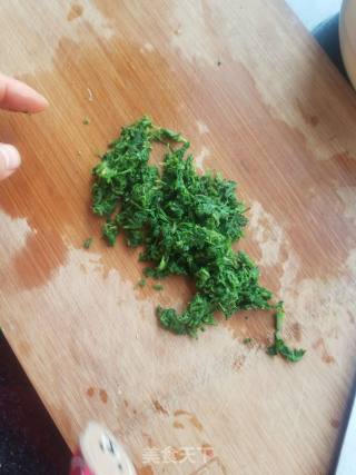 茵陈蒜苗炒鸡蛋”春季野菜”的做法步骤：2