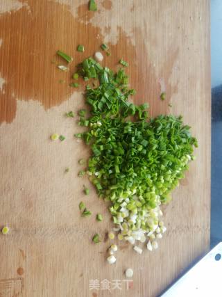 茵陈蒜苗炒鸡蛋”春季野菜”的做法步骤：3