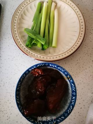 青蒜炒蹄筋的做法步骤：1