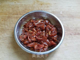 黑椒味瘦肉炒河粉的做法步骤：1