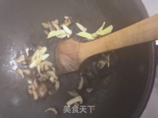 香菇炒鸡的做法步骤：2