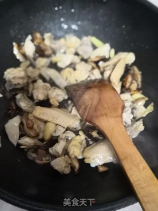香菇炒鸡的做法步骤：3