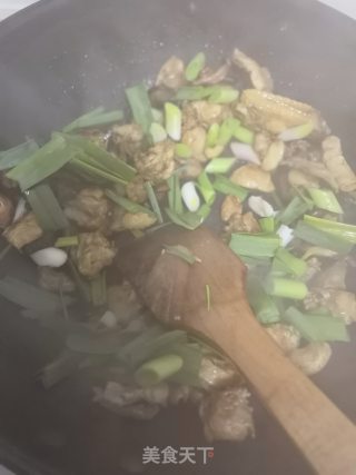 香菇炒鸡的做法步骤：4