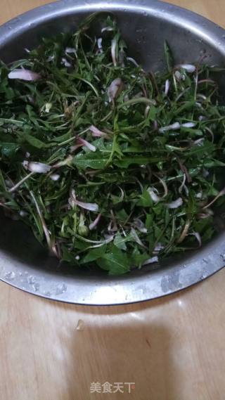 “春季野菜”蒲公英炒鸡蛋的做法步骤：1