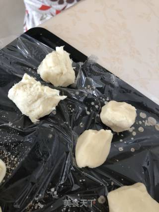 蛋黄酥的做法步骤：2