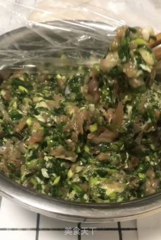 韭香海肠馅儿饺子的做法步骤：2