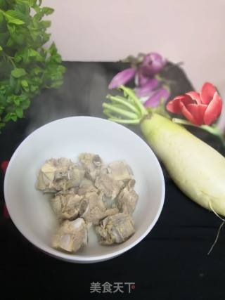萝卜排骨汤的做法步骤：1