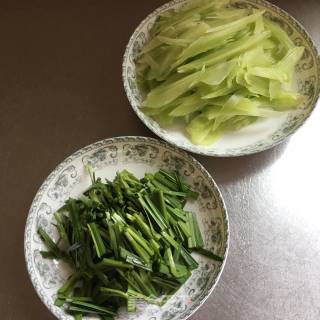 韭菜炒莴笋的做法步骤：1