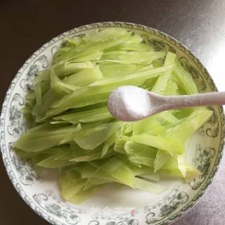 韭菜炒莴笋的做法步骤：2