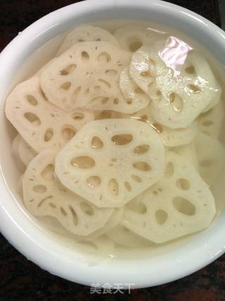 甜辣酱凉拌莲藕的做法步骤：2