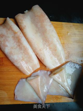 青椒炒鱿鱼须的做法步骤：2