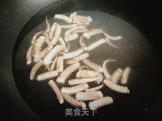 青椒炒鱿鱼须的做法步骤：3