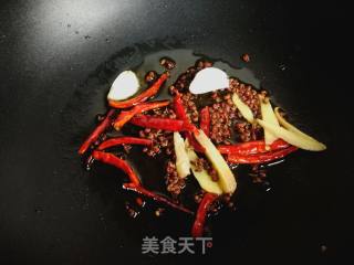 青椒炒鱿鱼须的做法步骤：8