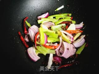 青椒炒鱿鱼须的做法步骤：9