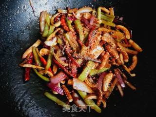 青椒炒鱿鱼须的做法步骤：14