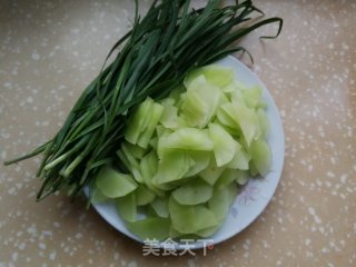 韭菜炒莴笋的做法步骤：1