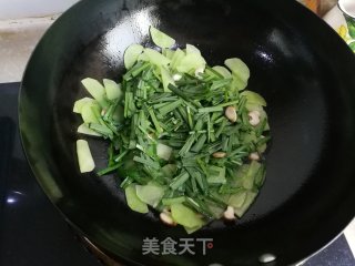 韭菜炒莴笋的做法步骤：4