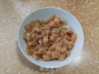 莴笋炒鸡丁的做法步骤：1