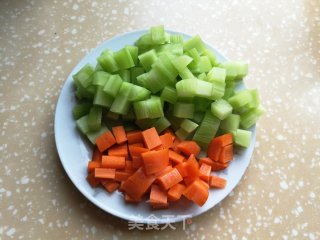 莴笋炒鸡丁的做法步骤：3